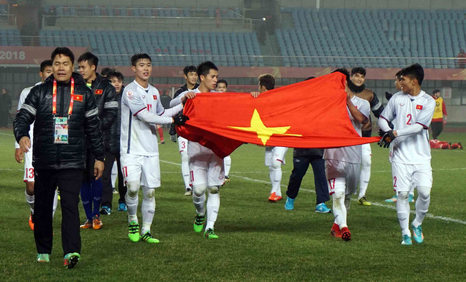 HLV Park Hang-seo nép sau khu kỹ thuật, vì quá căng thẳng cuối trận